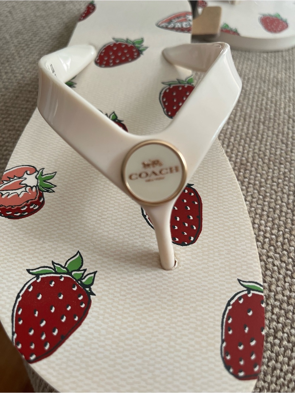Coach NWT Zayn Strawberry Chalk flip flops size 9 - Picture 3 of 9